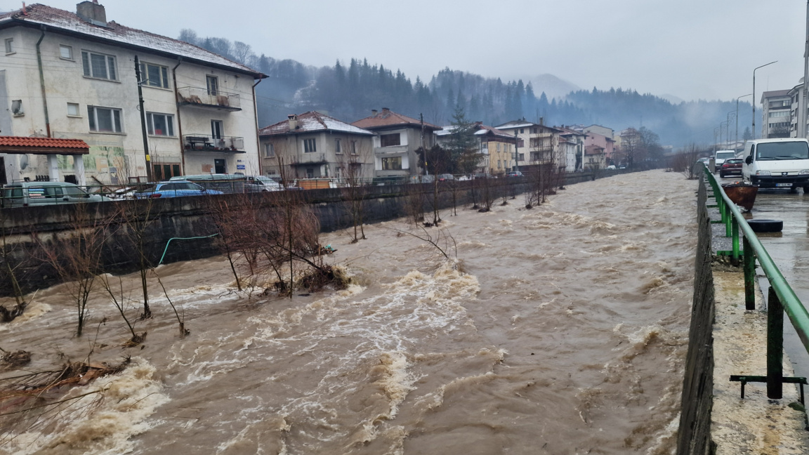 С повишено ниво са реките в област Смолян заради валежите