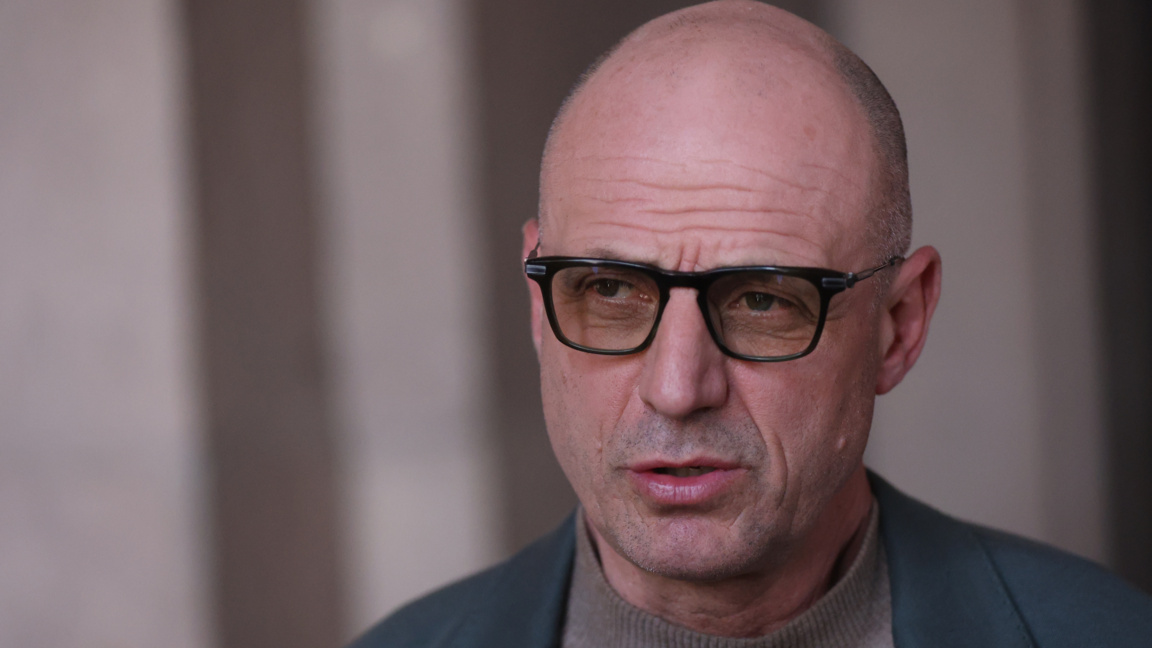 Атанас Димитров от Българска хотелиерска и ресторантьорска асоциация, който участва в срещата, дава брифинг пред МС - 26 март 2026 г.