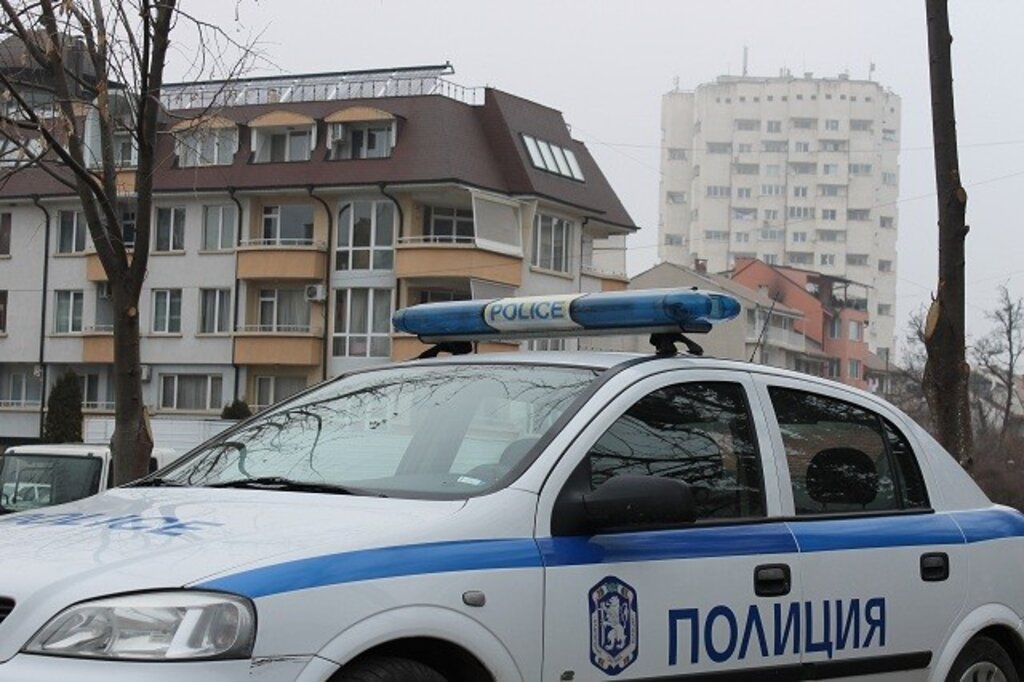 В Пазарджик арестуваха "муле" на телефонни измамници