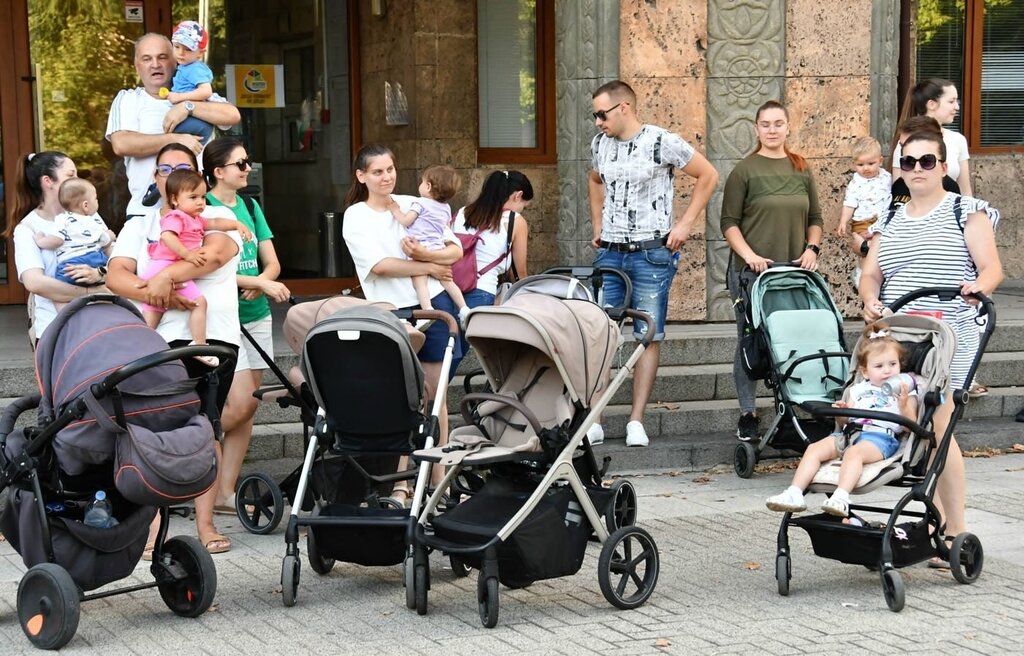 Млади семейства в Хасково поискаха по-високо майчинство
