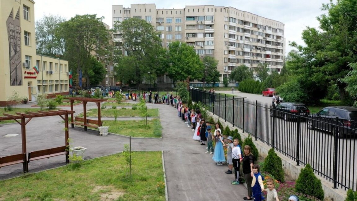 Ученици от Видин "прегърнаха" любимото училище