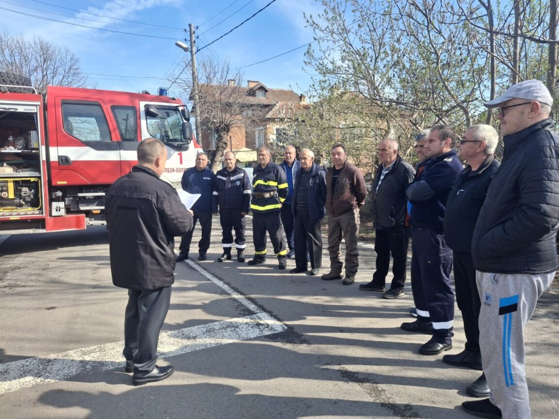 Доброволци в Болярово преминаха обучение за реакция при горски пожари