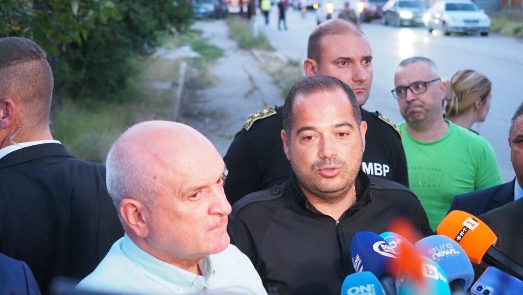 Частично бедствено положение в Елин Пелин, не е ясно колко са хората в запалените складове