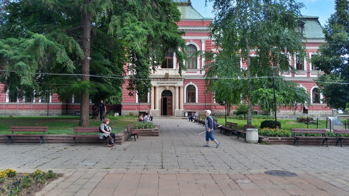 Земеделци и институции на среща по повод измръзналите овошки