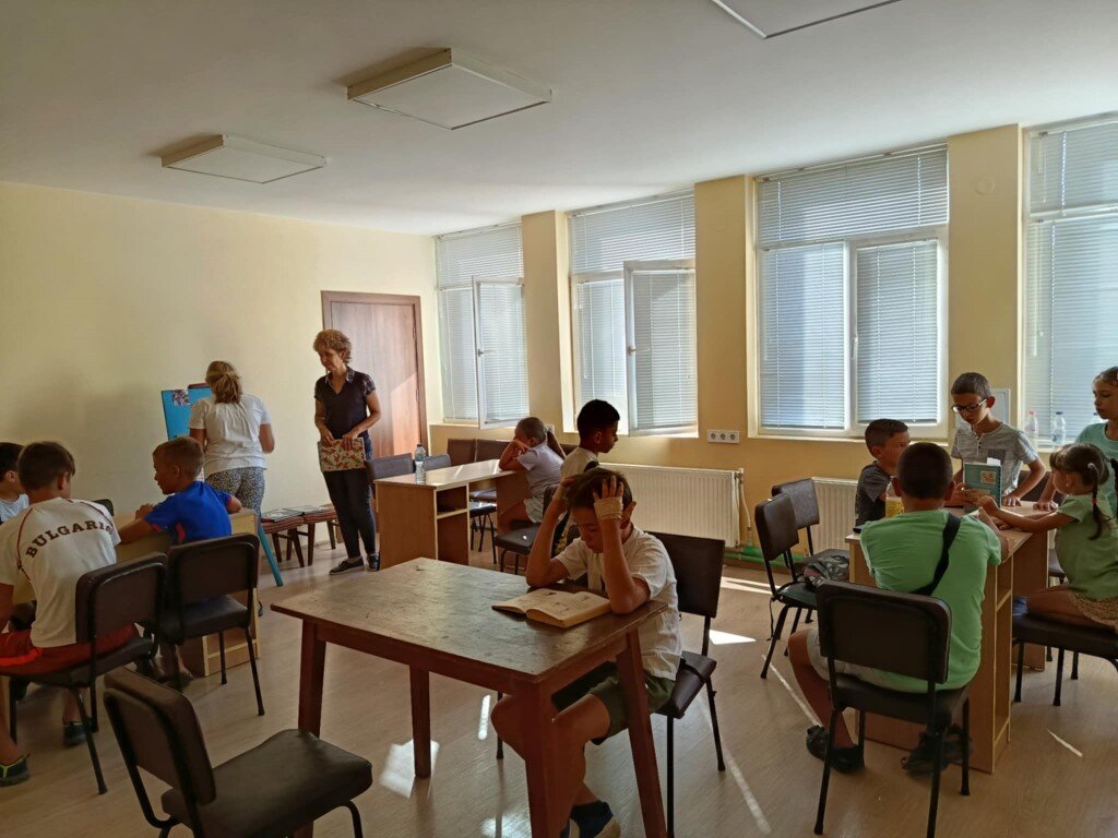 Децата в Мездра отбелязаха Деня на леворъките с игри и кръстословици