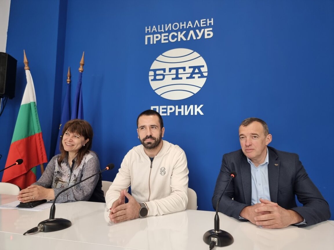 На снимката (от ляво надясно): Десислава Стойова - главен експерт "Спорт" в Община Перник, Мартин Жлябинков - секретар на община Перник, Георги Александров - съветник на президента по въпросите за младежта и спорта
