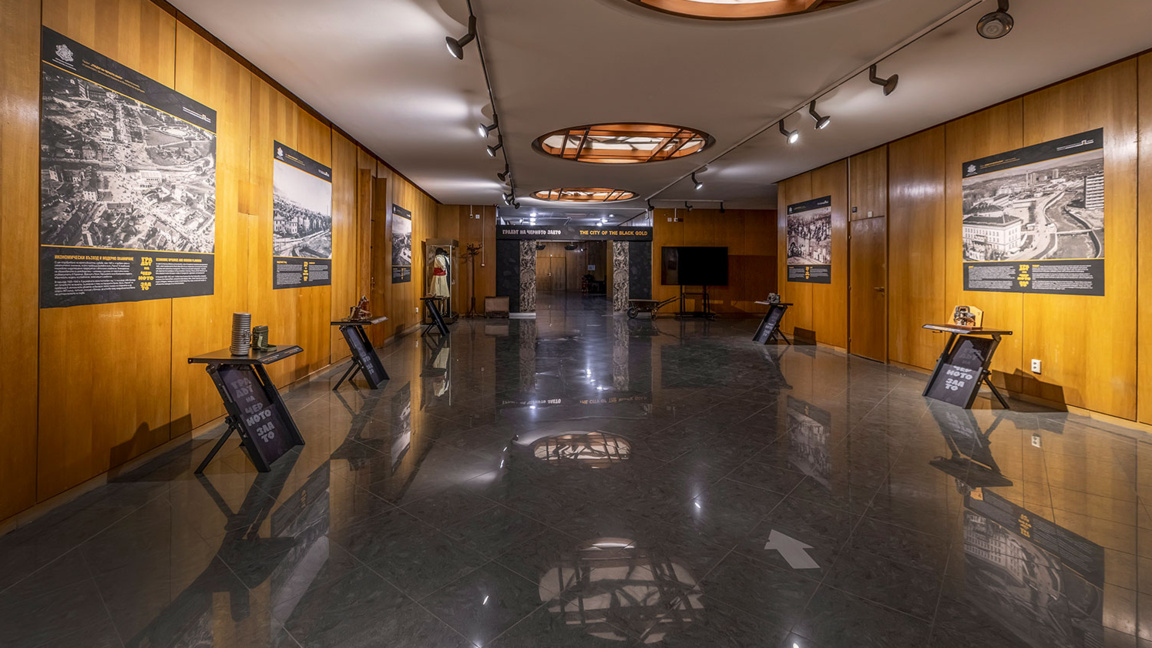 Кадър от изложбата "Градът на черното злато"