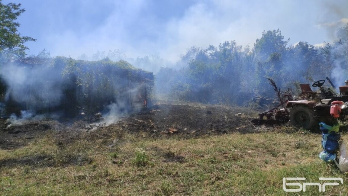 Възобнови се пожарът над село Пастра