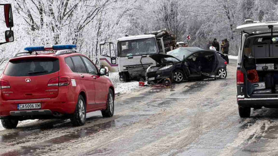 Полицията издирва шофьора на камион, който се сблъска с кола край Ловеч