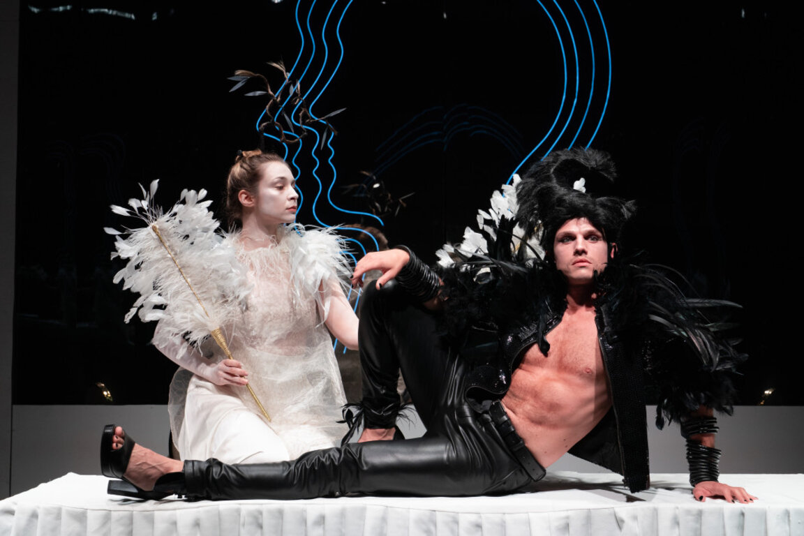 "Сън в лятна нощ" – театрален лабиринт от магия и хаос