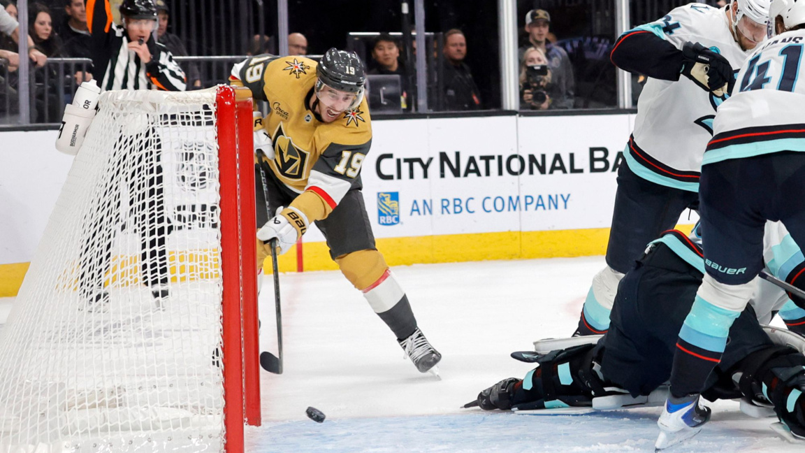 Райли Смит от Вегас бележи шайбата за 4:1 срещу Сиатъл.
