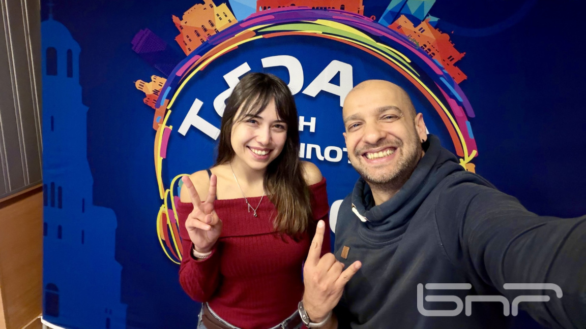 Талантливата LenaVasi ни гостува с дебютната си песен "Гост"