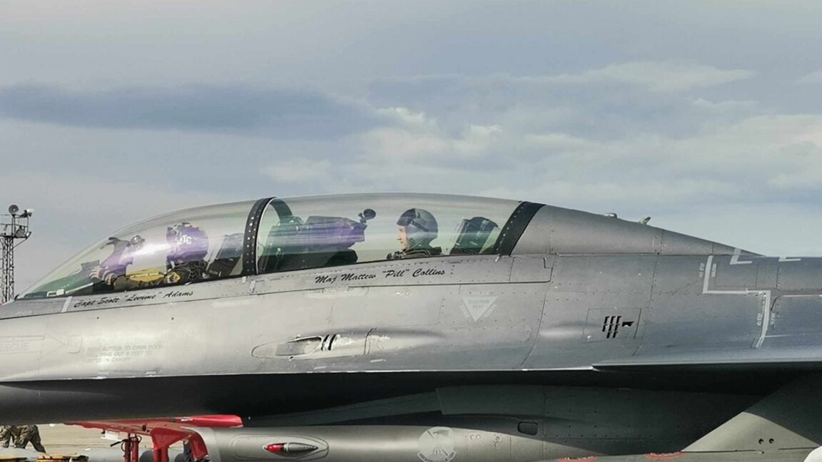Президентът летя като втори пилот на изтребител F-16