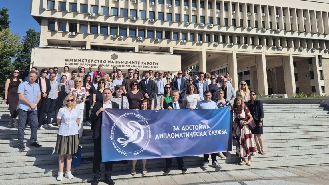 Diplomatische Mitarbeiter protestierten vor dem Außenministerium