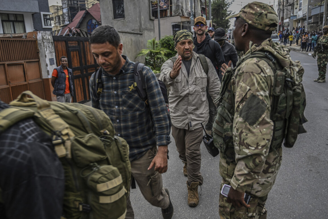 Бунтовници от M23 ескортират румънски наемници до граничния пункт с Руанда в Гома, ДР Конго, 29 януари 2025 г.