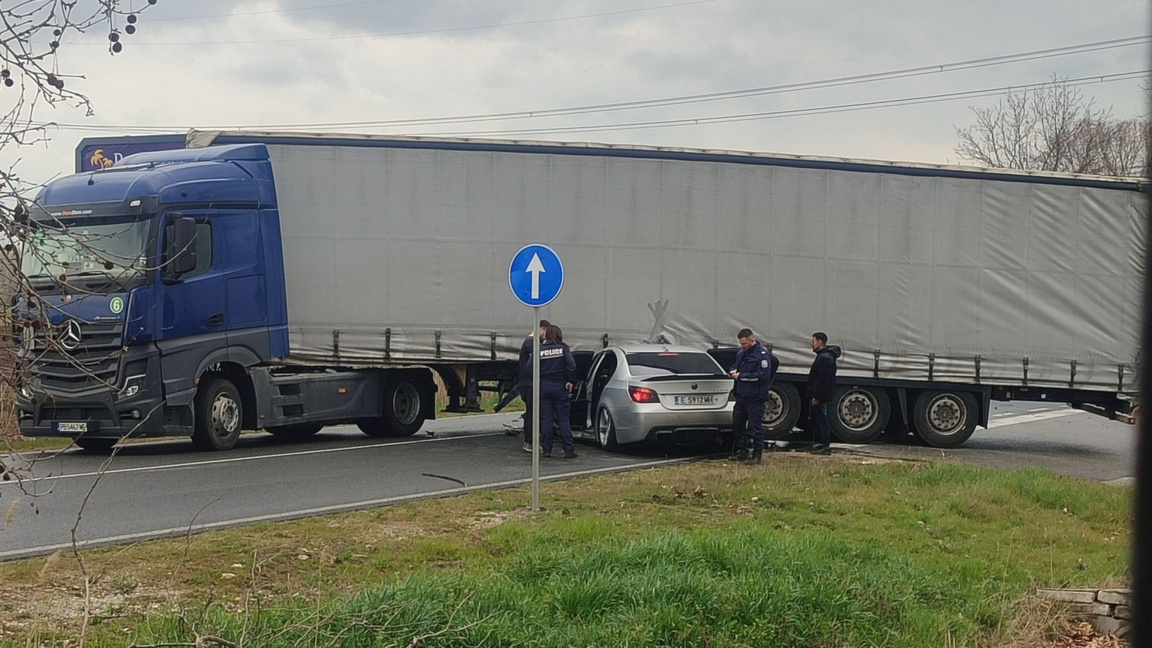 Кола се вряза в ТИР на пътя Пловдив-Садово, трима са ранени