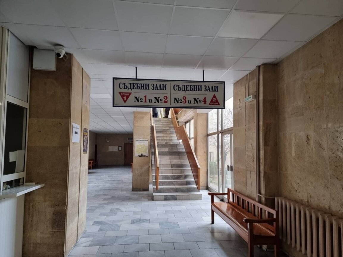 Осъдиха жена, управлявала такси без документ