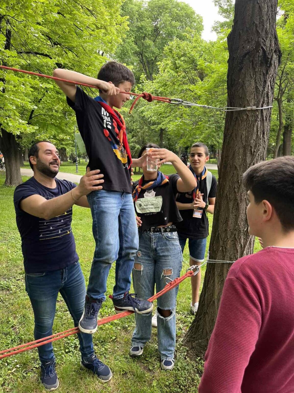 Скаутски игри забавляват малчуганите в градска среда