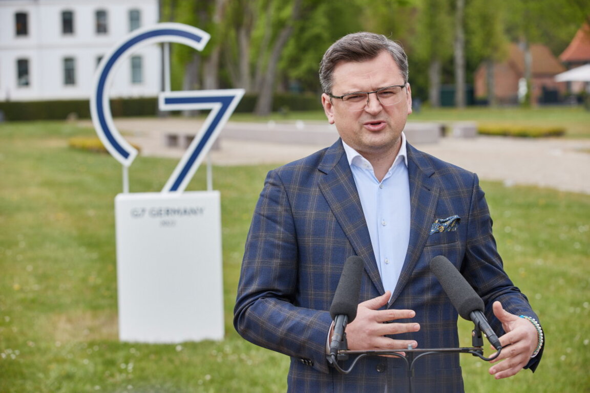 Министърът на външните работи на Украйна Дмитро Кулеба на брифинг по време на срещата на върха на външните министри на Г-7 във Вангелс, Германия, 13 май 2022 г.