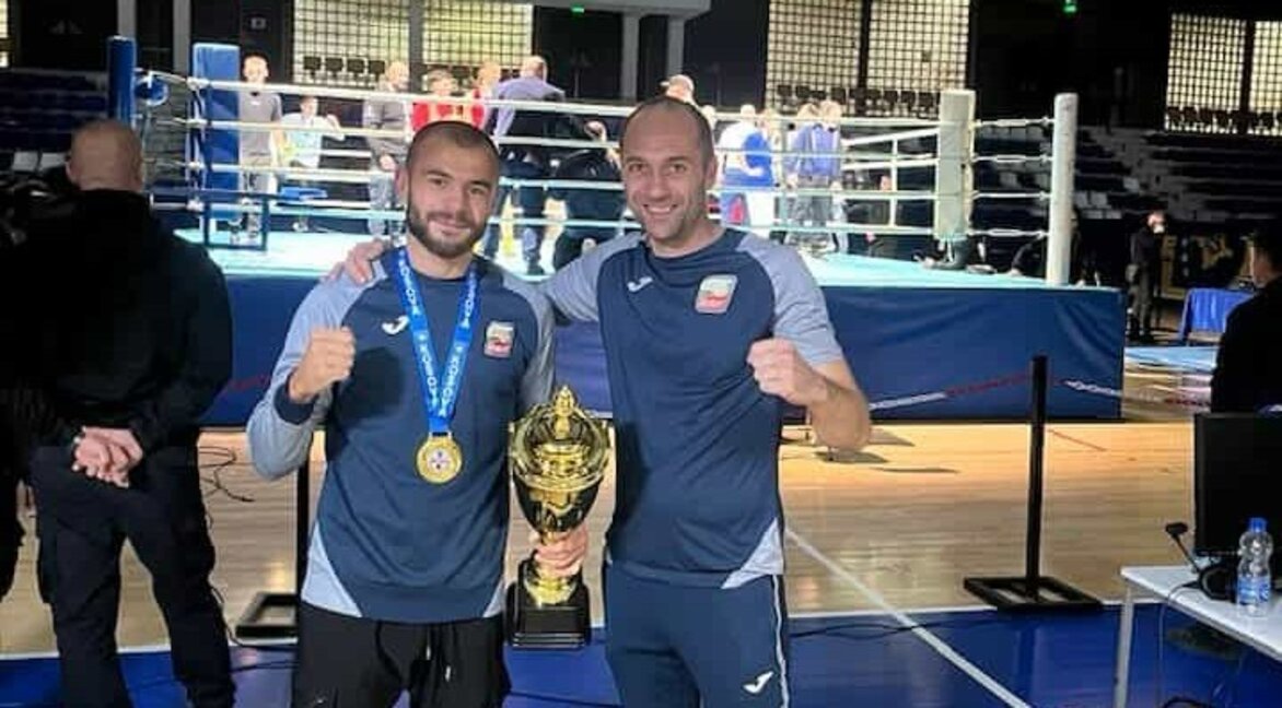 Неделчев (вляво) със своя треньор Тодоров и купата за №1.