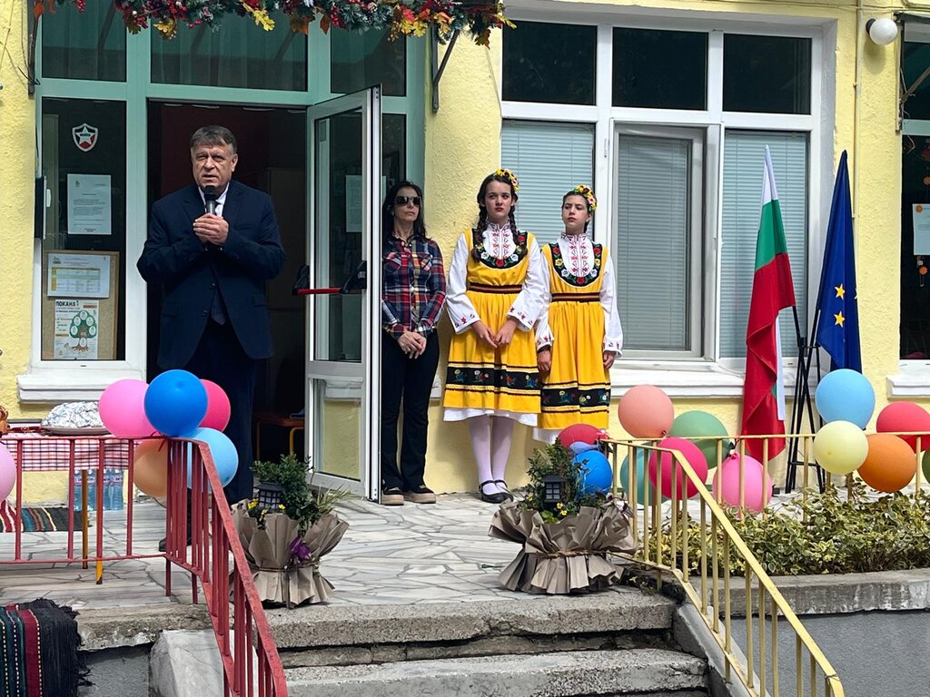 Министър Вълчев направи първа копка на нов корпус на детска градина в Марково