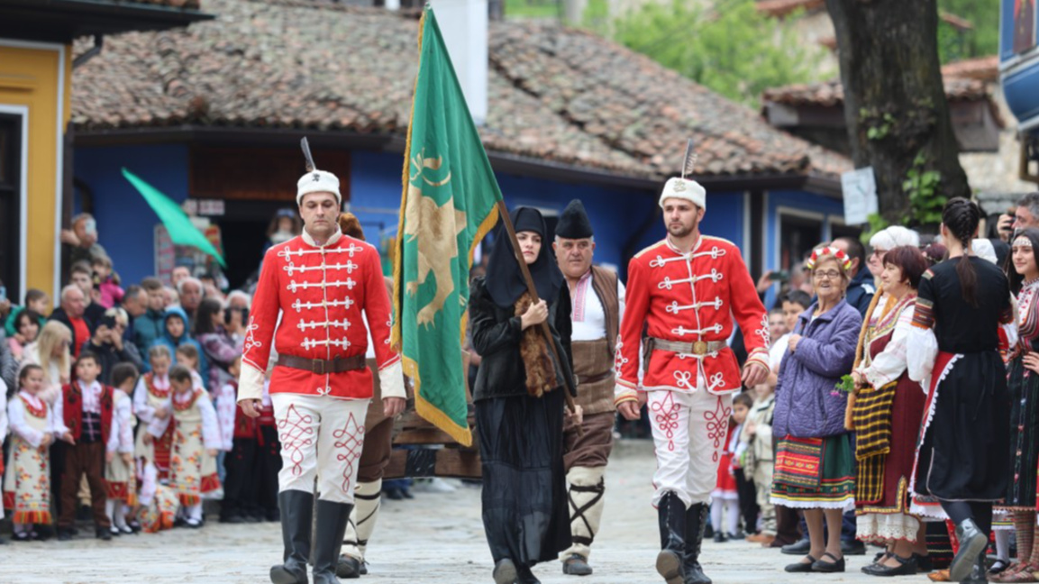 Възстановка на Априлското въстание на площада в Копривщица