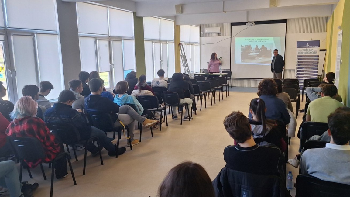 Бургаски ученици се запознават с възможностите за висше образование в града