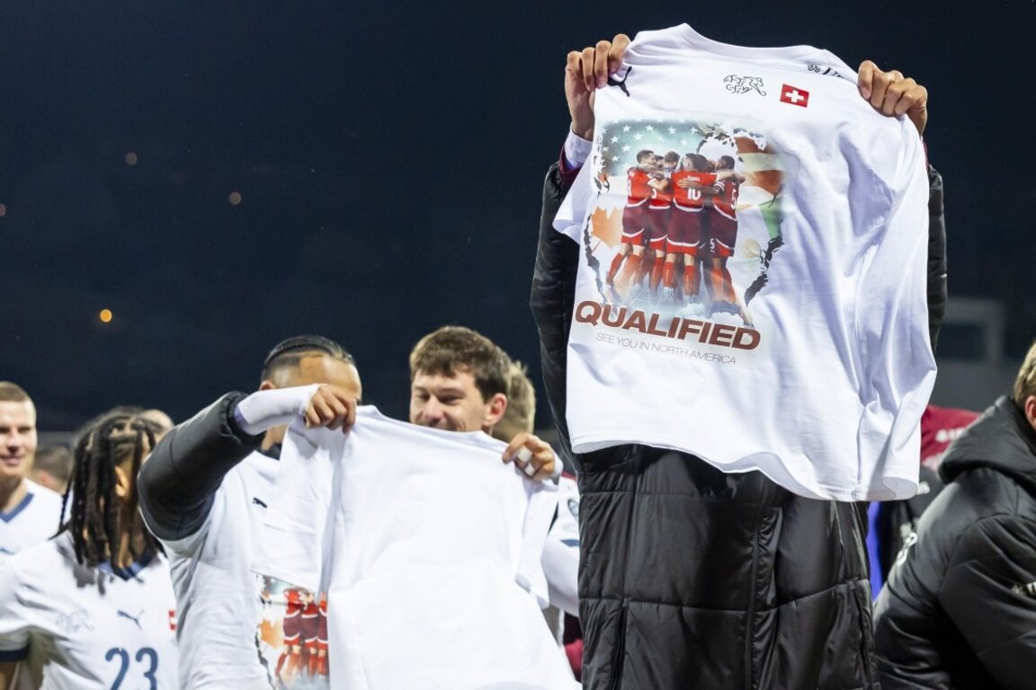 Швейцарците с фланелки, посветени на класирането им за Мондиал 2026.