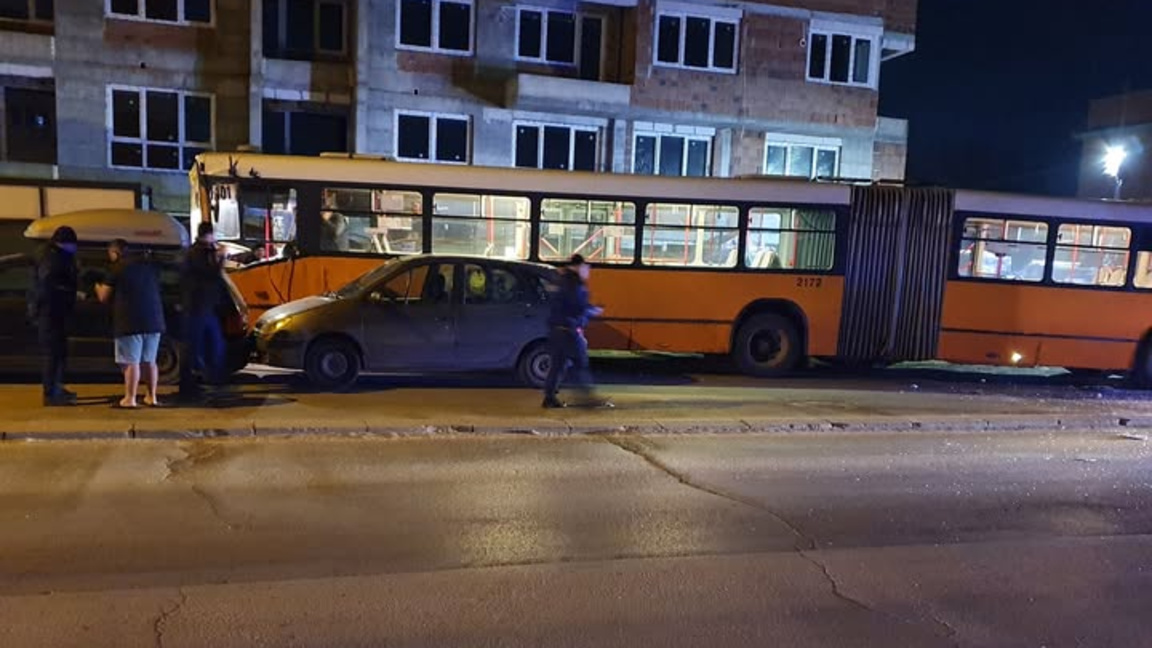 Автобус блъсна няколко коли в София