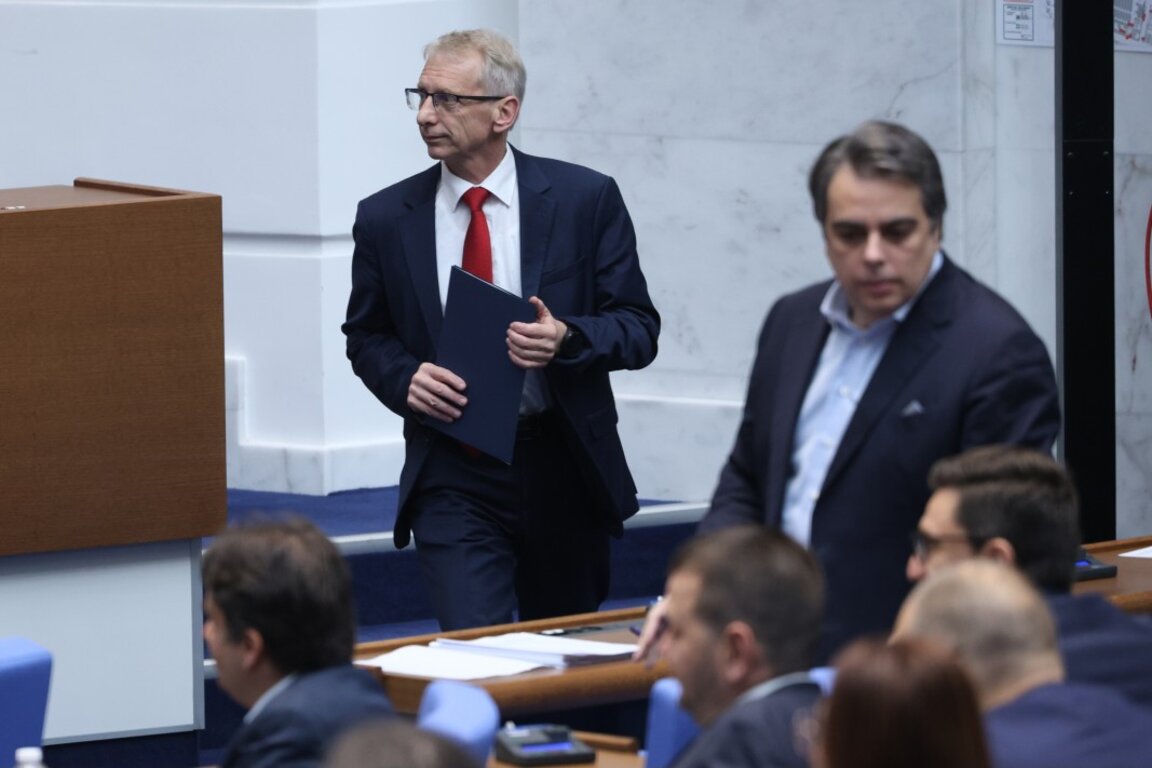 Денков и Костадинов в спор за мащабите на протеста в подкрепа на кмета на Варна