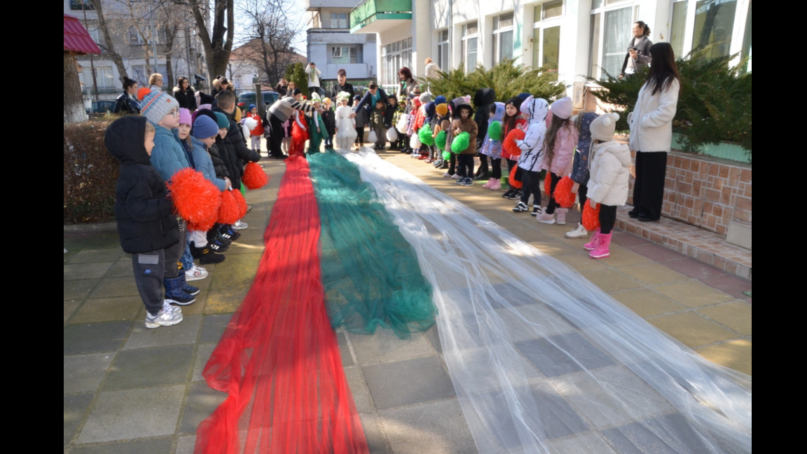 30-метров трибагреник разпънаха във видинска детска градина