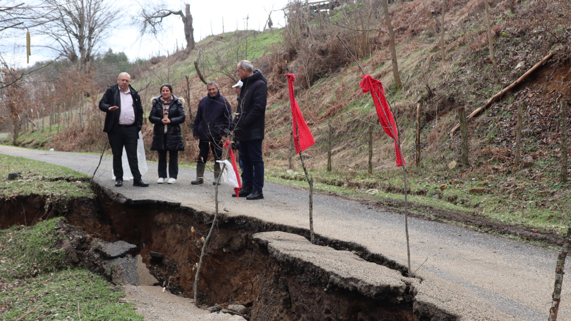 Пропадна част от път в с. Хромица