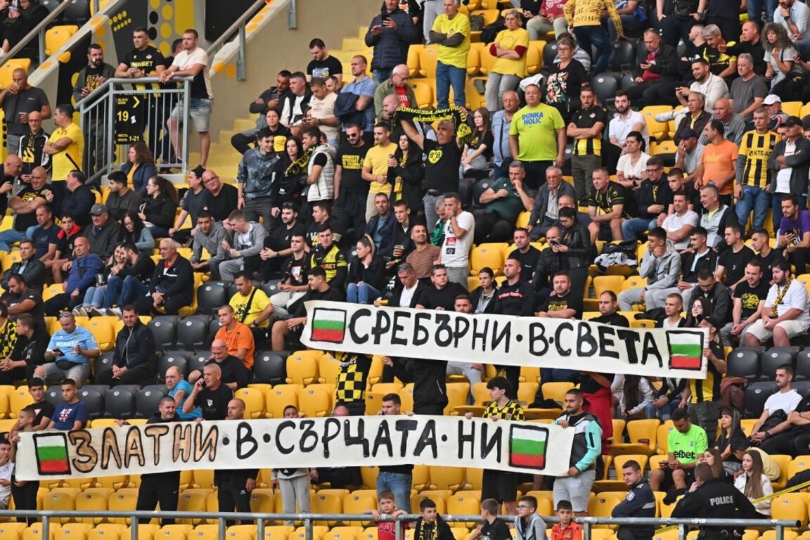 Феновете поздравиха волейболните ни