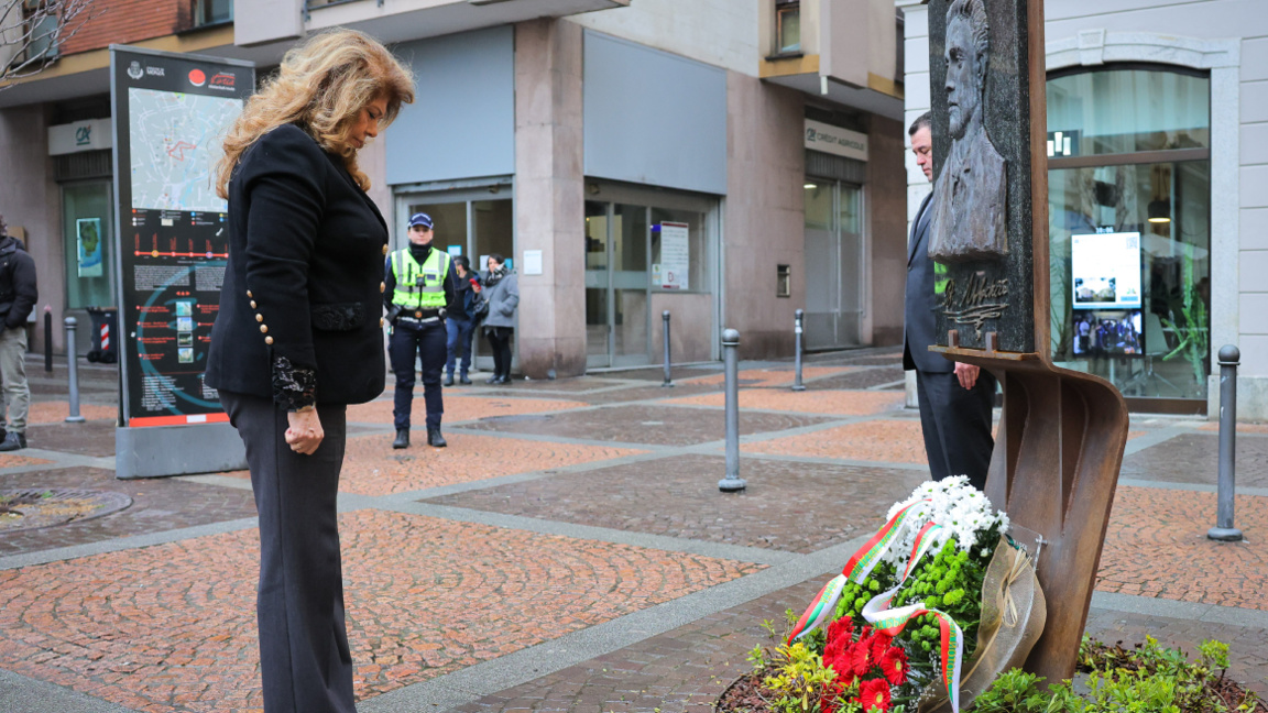 Präsidentin Jotowa verneigte sich vor dem Denkmal von Wassil Lewski in Monza
