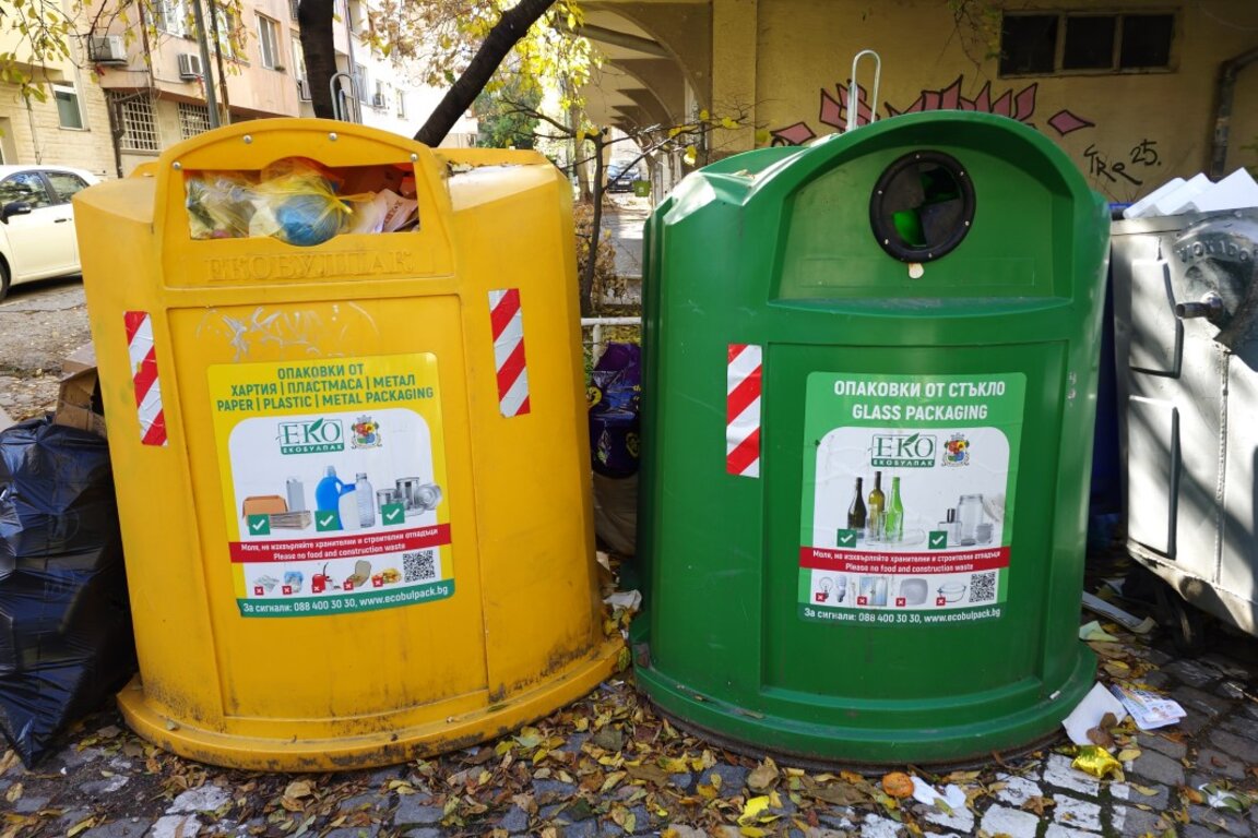 Обслужването на цветните контейнери в 16 столични района се възстановява по график