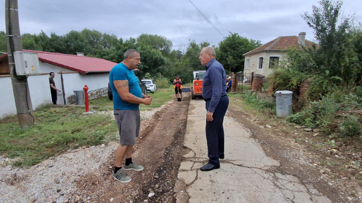 В Малко Шарково възстановяват уличната мрежа след подмяната на водопровода