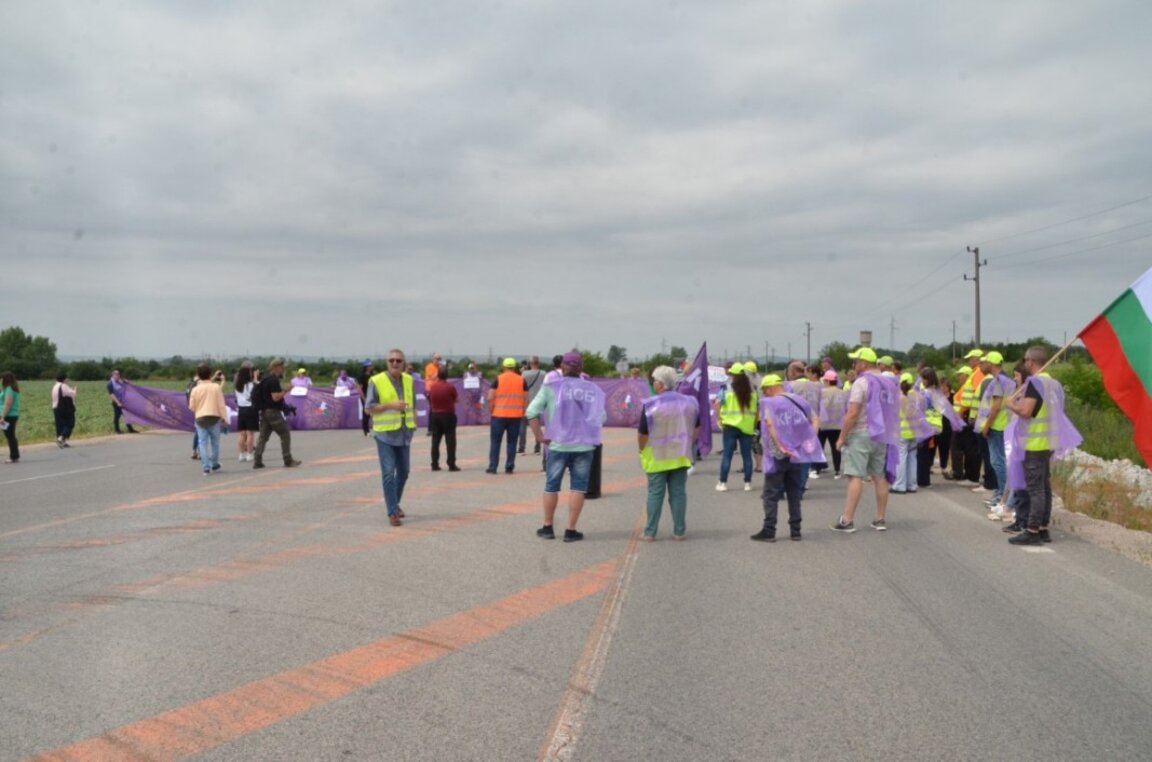 Пътят към Дунав мост 2 остава блокиран