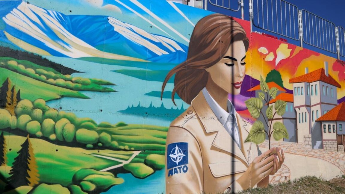 Bulgaristan’ın NATO üyeliğinin 20. yılı grafiti duvar yazısına konu oldu