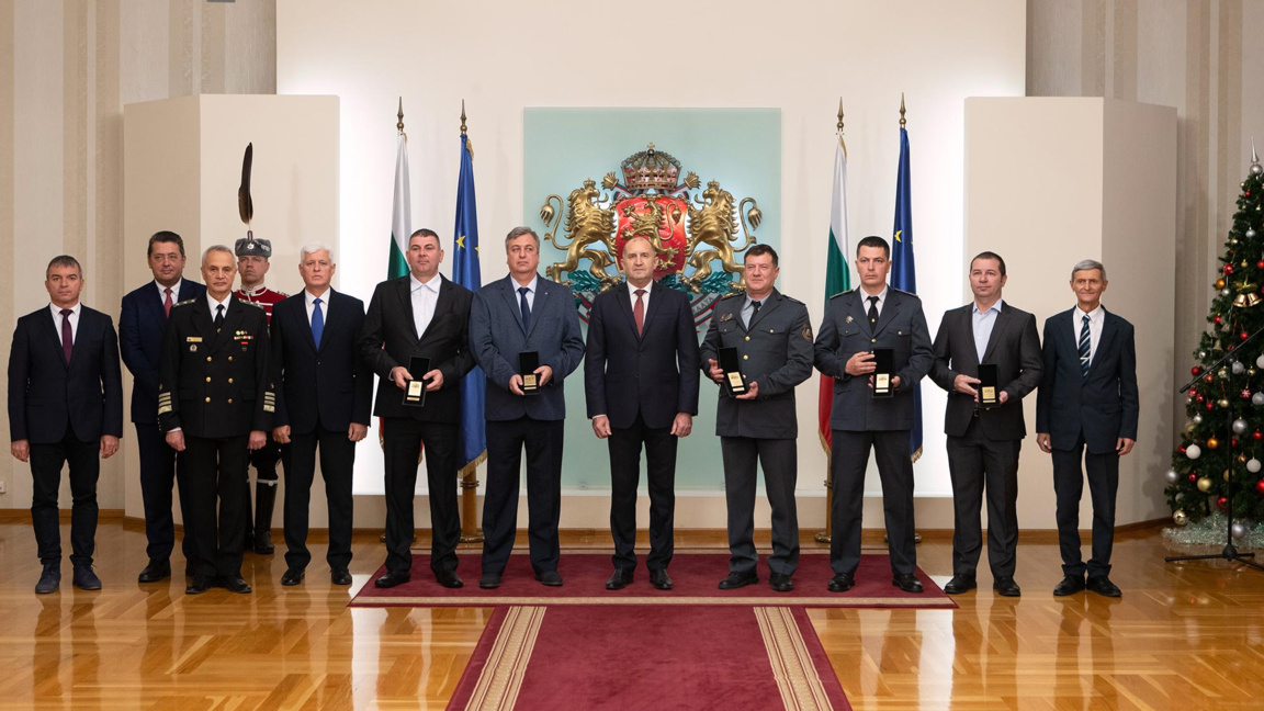 Румен Радев награди пожарникари и доброволци с Почетния знак на президента