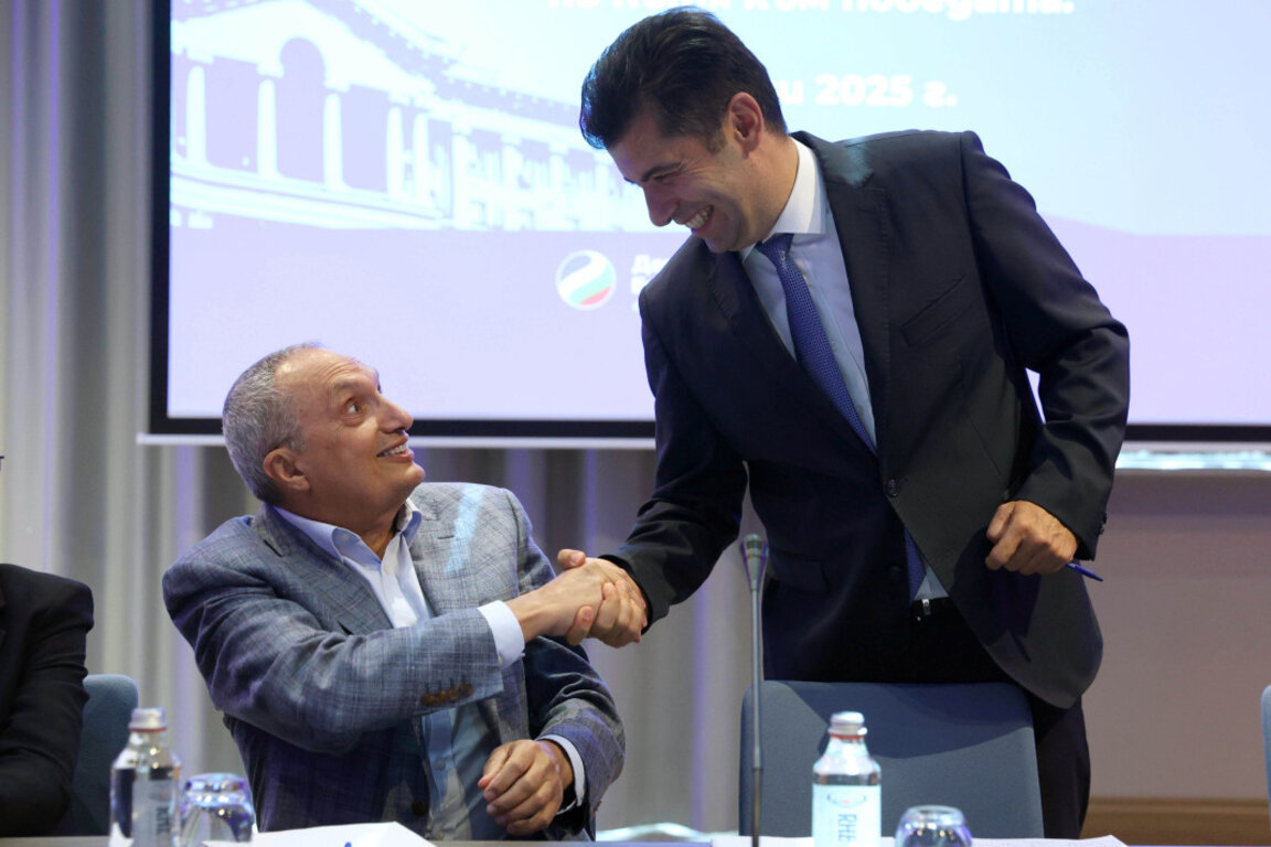 Министър-председателят в периода 1997 - 2001 г. Иван Костов (вляво) и депутатът от ПГ на ПП-ДБ и съпредседател на ПП Кирил Петков.