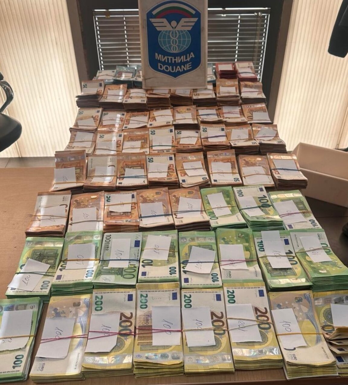 Евро банкноти за над 1 млн. лв. откриха митничарите в камион на "Капитан Андреево"
