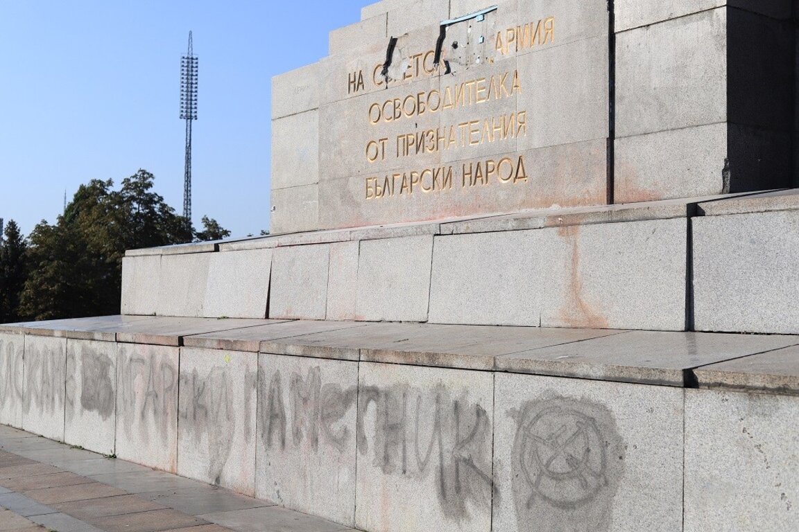 Angriff auf Denkmal der Sowjetarmee in Sofia