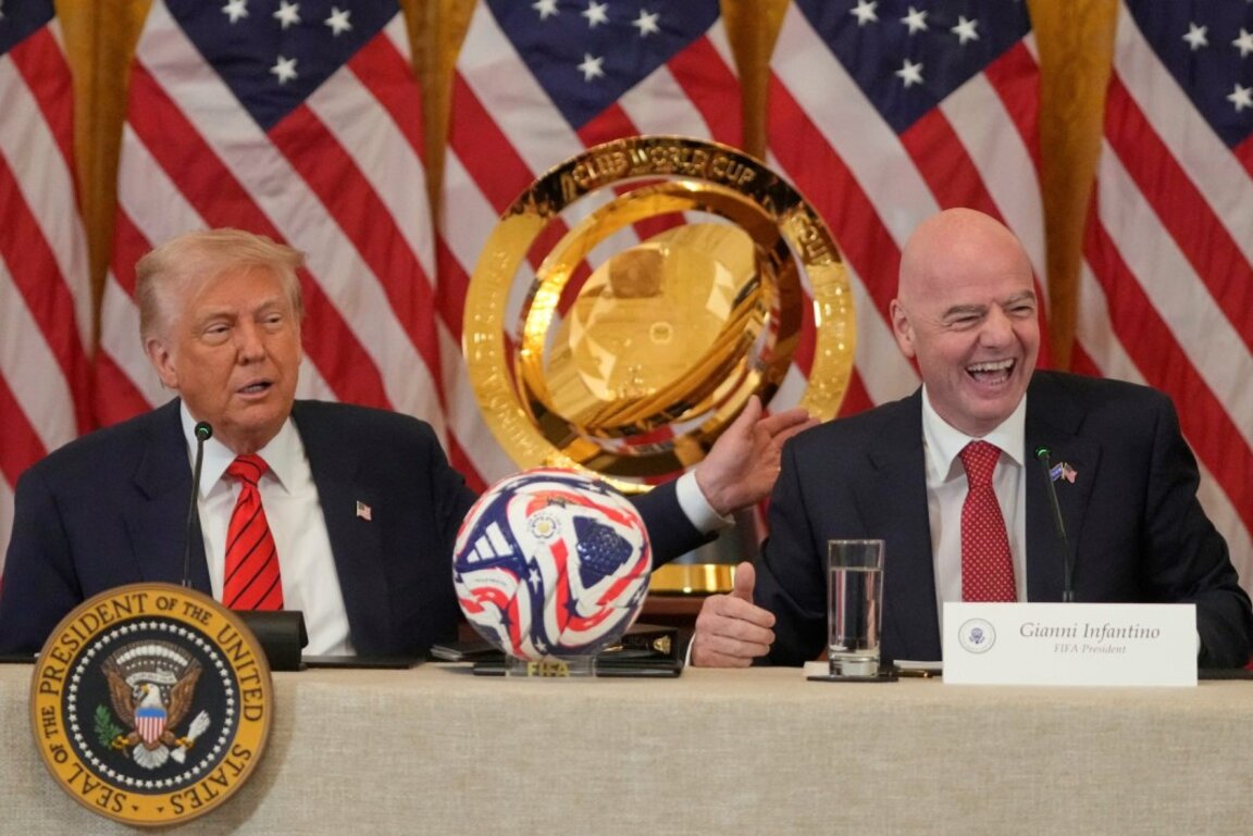 Тръмп и Инфантино по време на пресконференцията в Ню Йорк.