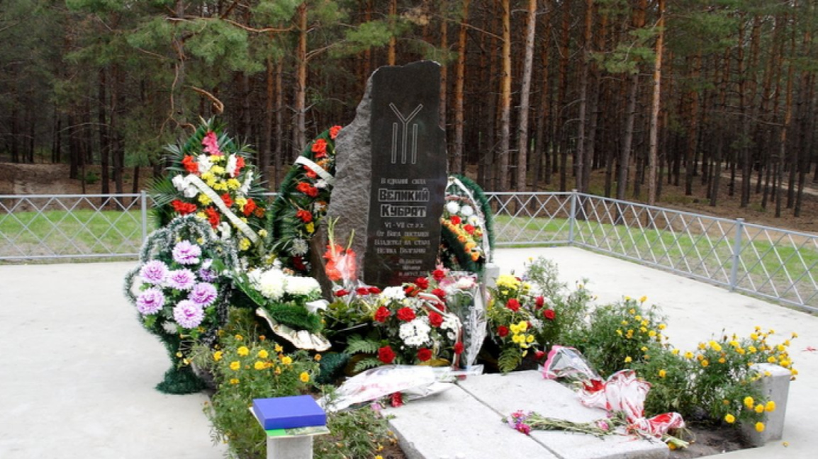 Паметника на гроба на Хан Кубрат в село Мала Перешчепина, Украйна