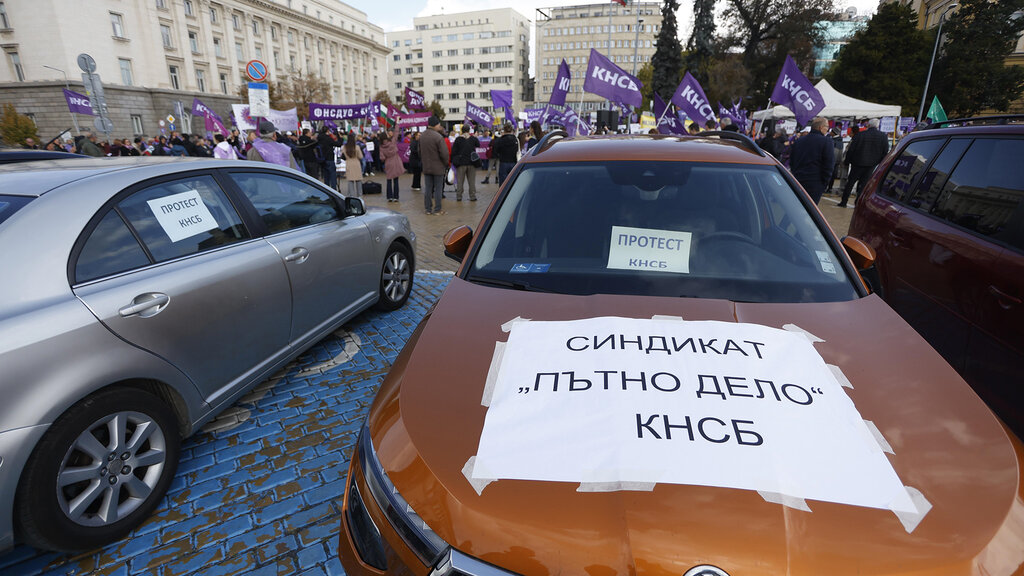 Protesters demand a pay rise of at least 10% for public-sector employees
