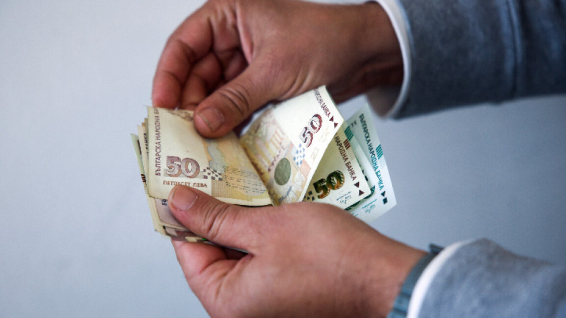 İnsanlar paralarını bankalara yatırmak için acele ediyor