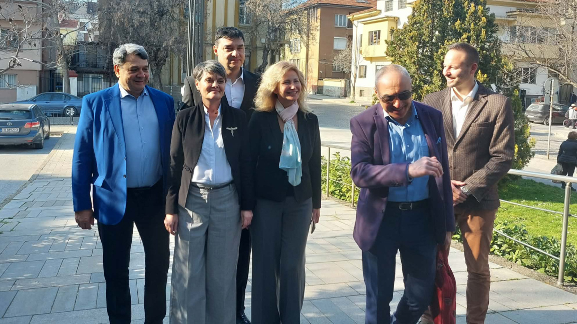 Спортисти, премиер и генерал оглавиха листите на Радев в Южна България