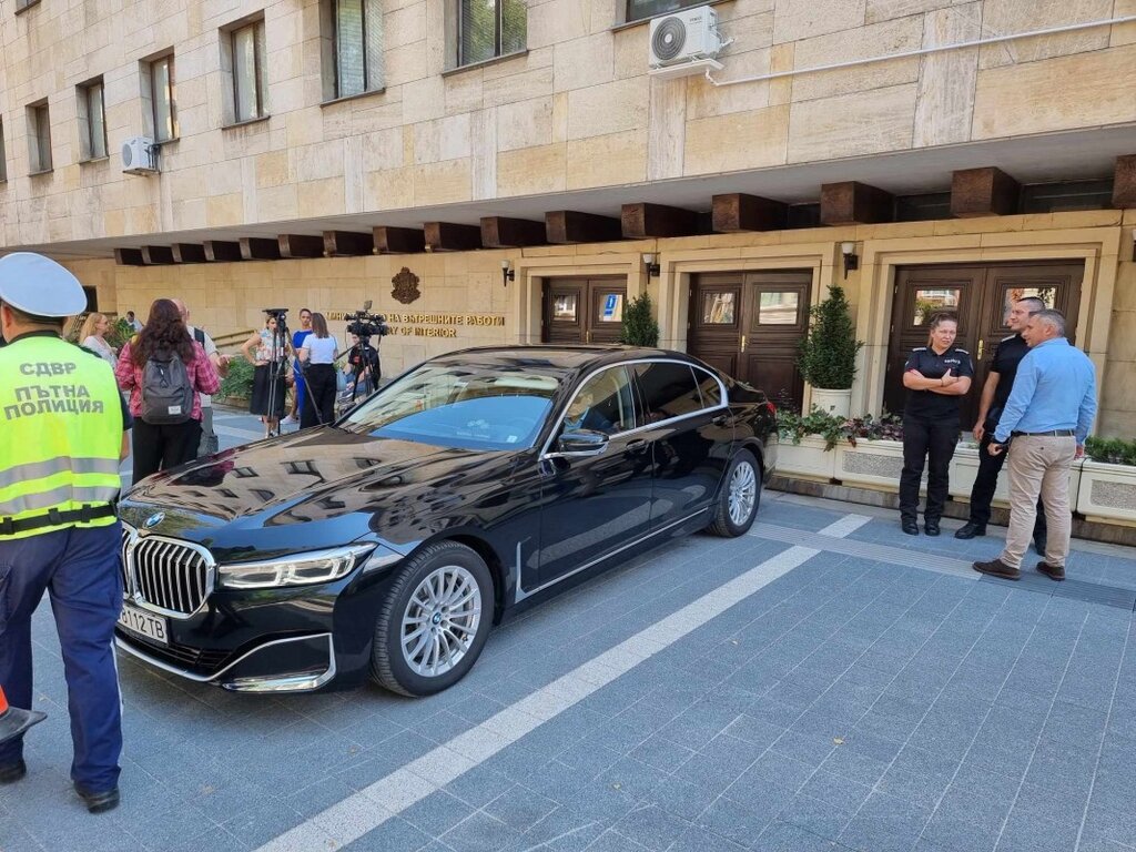 Автомобилът, с който дойде в МВР номинираната за служебен премиер.