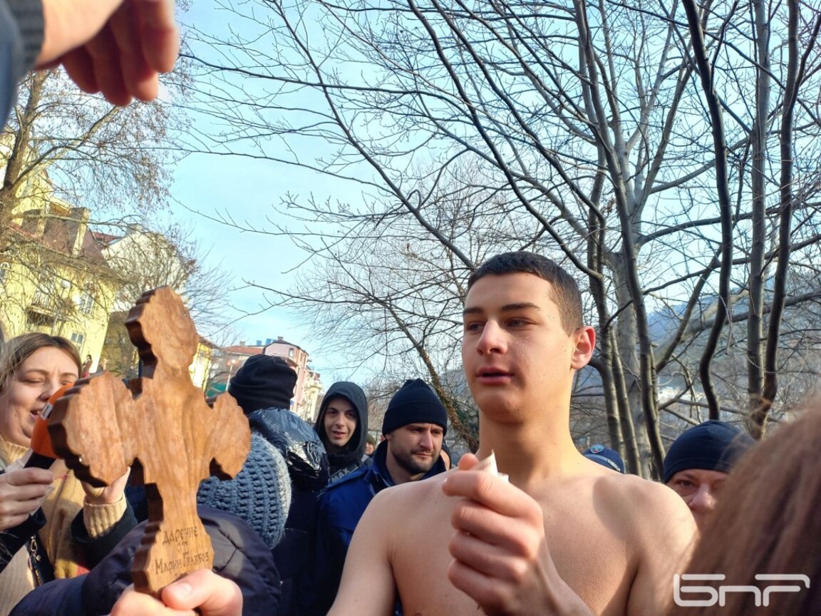 15-годишен хвана още във въздуха кръста в Благоевград