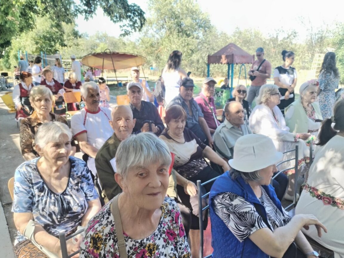 Подобряват грижата за възрастните